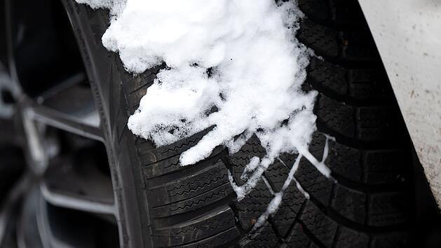 Gl&auml;tteunfall im Kreis Hof: Audi-Fahrer kracht gegen Baum