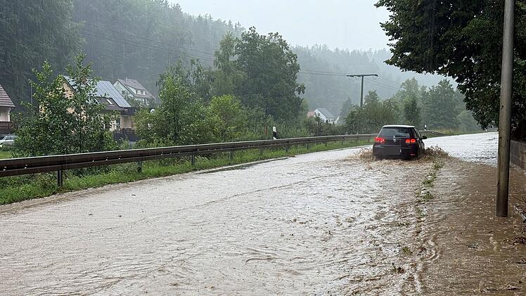 Unwetter ziehen über Franken: Unfälle und Überschwemmungen am Samstag
