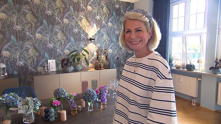Martina hat ein H&auml;ndchen f&uuml;r stilvolle Dekoration, deshalb passt der gedeckte Tisch zur Zimmerwand.