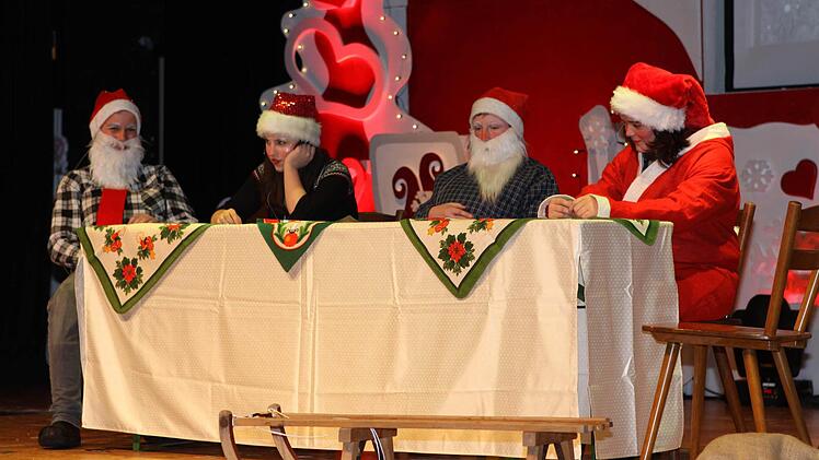 Die gestressten Weihnachtsmänner drohten in einem kurzen Theaterstück sogar mit der Kündigung.