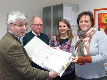 Ein dicker Ordner voller Unterschriften kommt vom BBV (von links): Hans Rebelein, Gerhard Ehrlich, Simone Wohnig und Angela Ambros. Foto: BBV