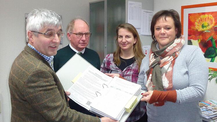 Ein dicker Ordner voller Unterschriften kommt vom BBV (von links): Hans Rebelein, Gerhard Ehrlich, Simone Wohnig und Angela Ambros. Foto: BBV