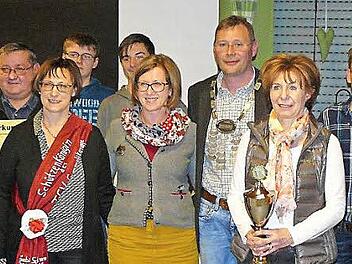 Einen Teilnehmerrekord gab es beim Vereinsvergleichsschießen in Presseck. Unser Bild zeigt die drei Siegerteams der Jugend (TSV Presseck), der Damen (Freie Wähler) und der Herren (Reservistenkameradschaft Wartenfels) zusammen mit dem neuen Marktkönig Dr. Marcus Dentler (Fünfter von rechts) sowie Schützenkommissar Stefan Sigmund (hinten links), 1. Schützenmeister Frank Wunner (rechts) und Vorjahresregent Tim Mücke (Dritter von rechts).