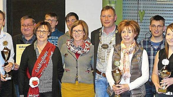 Einen Teilnehmerrekord gab es beim Vereinsvergleichsschießen in Presseck. Unser Bild zeigt die drei Siegerteams der Jugend (TSV Presseck), der Damen (Freie Wähler) und der Herren (Reservistenkameradschaft Wartenfels) zusammen mit dem neuen Marktkönig Dr. Marcus Dentler (Fünfter von rechts) sowie Schützenkommissar Stefan Sigmund (hinten links), 1. Schützenmeister Frank Wunner (rechts) und Vorjahresregent Tim Mücke (Dritter von rechts).