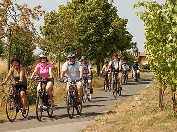 Staatssekretärin Dorothee Bär (Zweite von links) führte ihre Wahlkreistour an, hier bei der Ausfahrt aus Sand mit Kreisrätin Monika Weinbeer (links) und CSU-Kreisgeschäftsführer Gerhard Zösch (Dritter von links).