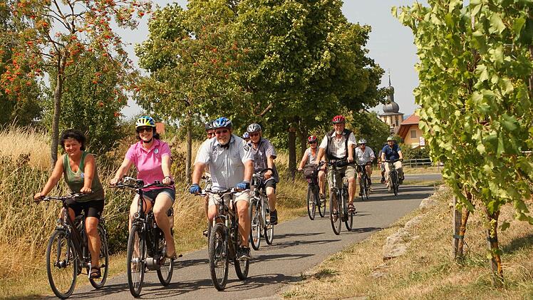 Staatssekretärin Dorothee Bär (Zweite von links) führte ihre Wahlkreistour an, hier bei der Ausfahrt aus Sand mit Kreisrätin Monika Weinbeer (links) und CSU-Kreisgeschäftsführer Gerhard Zösch (Dritter von links).