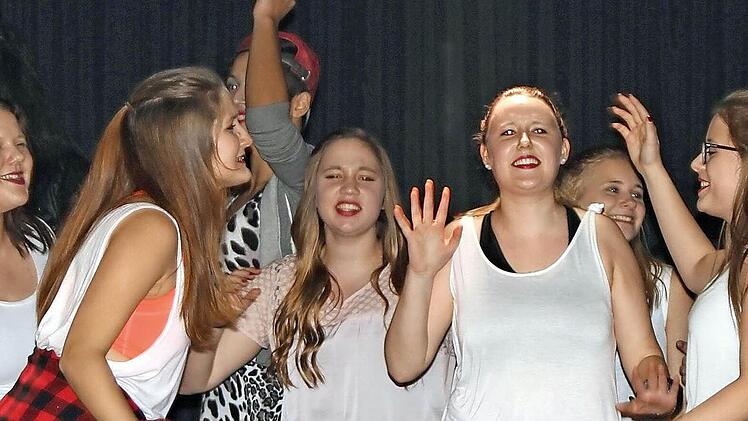 Besinnlich? Breakdance brachte mit "Bang Bang" Schwung auf die Bühne - das darf auch sein. Fotos: Günther Geiling