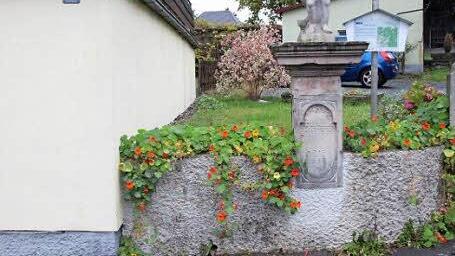 Eine Möglichkeit eines behindertengerechten Zuwegs zu Friedhof und Kirche in Zeyern böte sich hinter dem Pfarrsaal. Foto: Friedwald Schedel