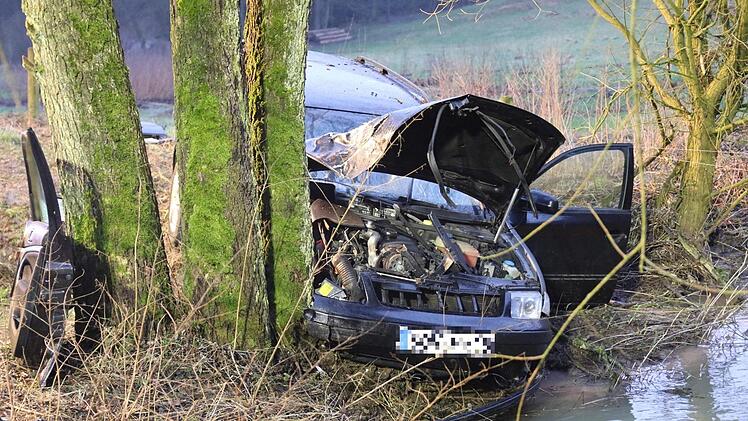 Bei einem Unfall zwischen Weickenbach und Wörlsdorf  (Gemeinde Sonnefeld) wurde der Fahrer schwer verletzt. Warum er von der Straße abkam, ist unklar. Foto: Michael Stelzner