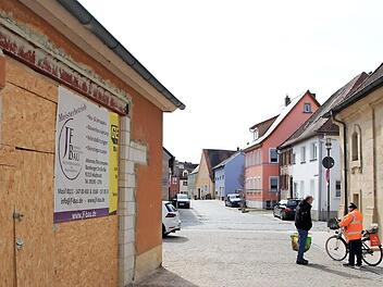 Das öffentliche WC (links) am Kommunbrauhaus ist schon seit neun Monaten Baustelle. Es soll behindertengerecht werden.  Foto: Andreas Dorsch