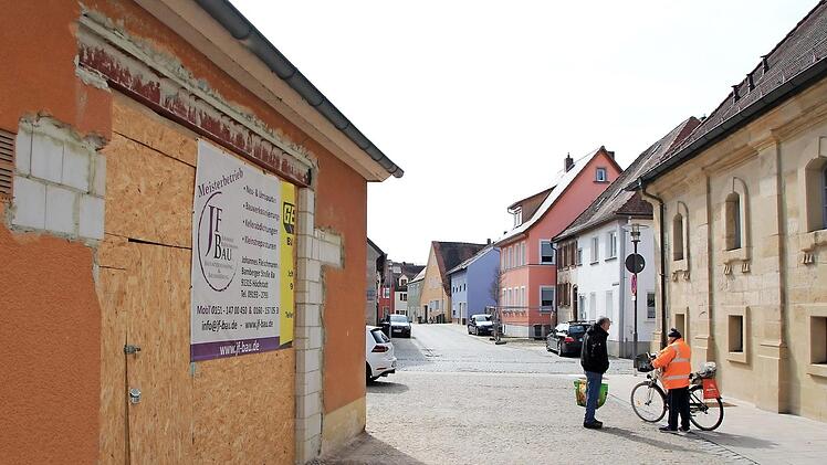 Das öffentliche WC (links) am Kommunbrauhaus ist schon seit neun Monaten Baustelle. Es soll behindertengerecht werden.  Foto: Andreas Dorsch