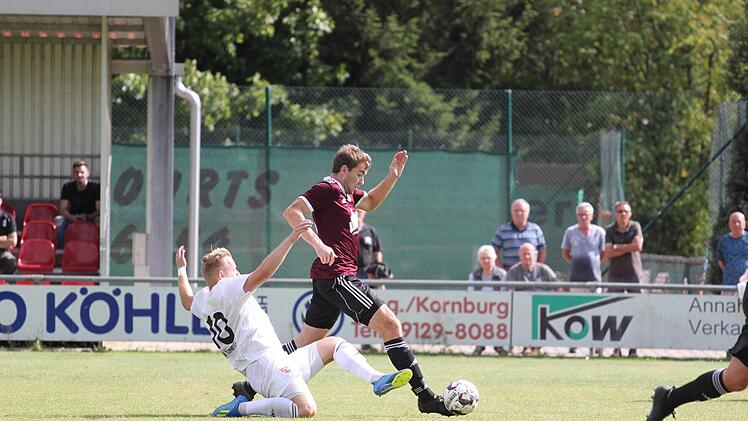 Der Kornburger Pascal Abele versucht vergeblich, den Lichtenfelser Maximilian Pfadenhauer (rechts) zu stoppen. Foto: Marco Galuska/fussballn.de