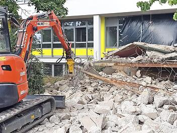 Den Eingang zur Realschule machte am Freitag ein Bagger mit Hydraulikhammer platt; der Eingangsbereich selbst ist mit einer schwarzen Plane verhängt. Fotos: Eckehard Kiesewetter