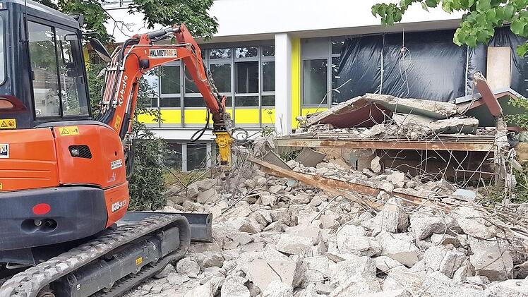 Den Eingang zur Realschule machte am Freitag ein Bagger mit Hydraulikhammer platt; der Eingangsbereich selbst ist mit einer schwarzen Plane verhängt. Fotos: Eckehard Kiesewetter