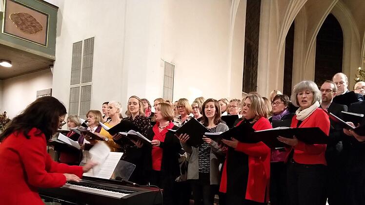 Riesigen Zuspruch fand das nachweihnachtliche Konzert mit dem Chor Unerhört unter Leitung von Antoinetta Bafas in der Coburger Heilig-Kreuz-Kirche.Foto: Jochen Berger