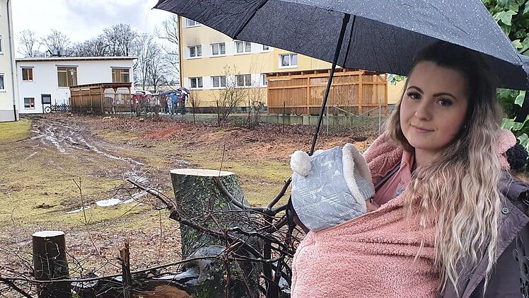 "Das ist einfach traurig", meint Laura Welz über die gefällten Bäume an ihrer Grundstücksgrenze. Foto: Ronald Heck