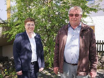 Fridolin Link ist einer der dienstältesten Bürgermeister Bayerns. Die Bezirksvorsitzende Birgit Erb überreichte ihm eine Würdigung des Bayerischen Gemeindetags, Bezirk Unterfranken.
