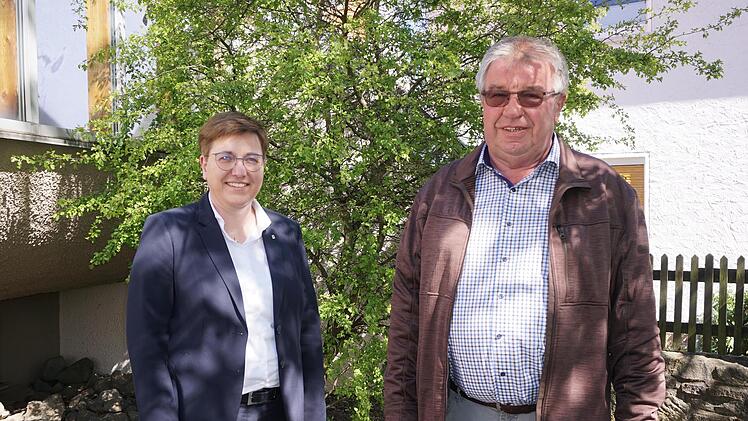 Fridolin Link ist einer der dienstältesten Bürgermeister Bayerns. Die Bezirksvorsitzende Birgit Erb überreichte ihm eine Würdigung des Bayerischen Gemeindetags, Bezirk Unterfranken.