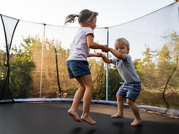 Trampolin springen, Trampolin im Garten