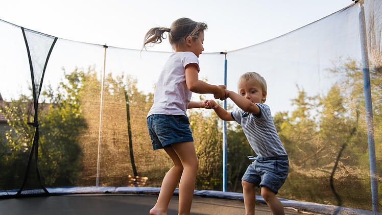Trampolin springen, Trampolin im Garten