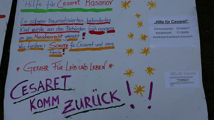 Für seine Protestaktion hat Tom Sauer Plakate gebastelt. Foto: Barbara Herbst