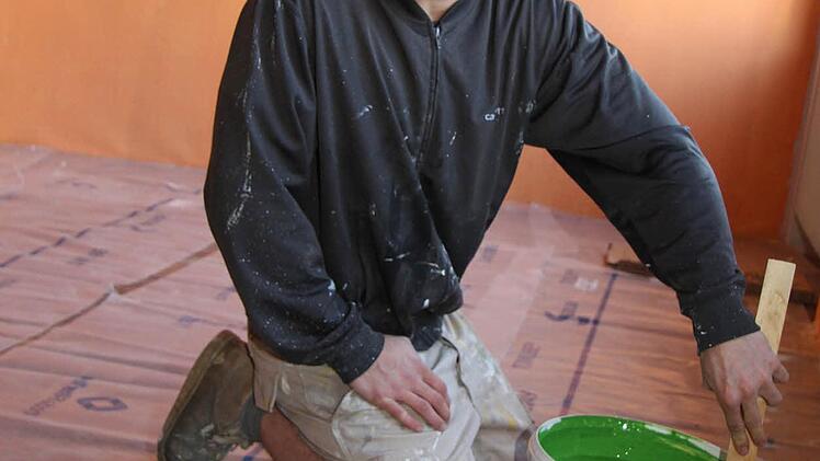 Florian Hörteis (24) ist der Dartexperte der Familie - er streicht das Nebenzimmer (zur Straße) in der Darts-Vereinsfarbe Grün.