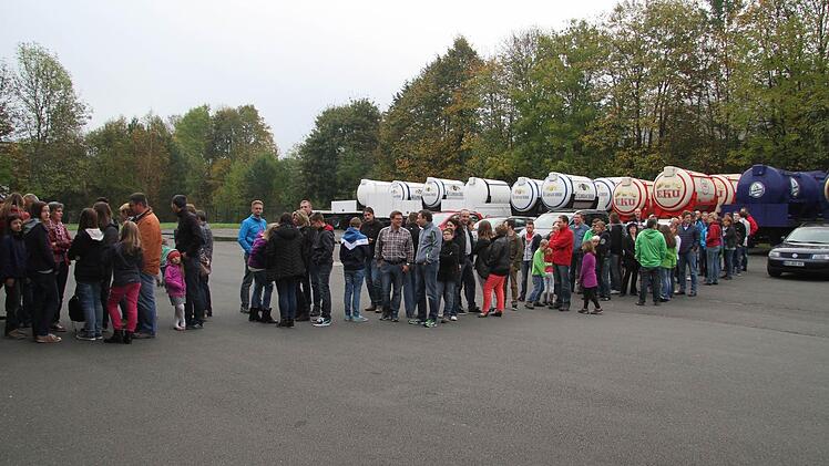 Der nächste Winter kommt bestimmt, sind sich die Kulmbacher Wintersportfans sicher - und standen bei der 41. Skibörse der Naturfreunde Kulmbach vor der Mönchshofshalle Schlange.