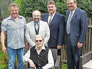 Jubilar Werner Neumann (sitzend) zusammen mit (von links) Sohn Rudi Neumann, Pfarrer Wolfgang Eßel, Landrat Klaus Peter Söllner und Zweitem Bürgermeister Franz Schrepfer  Foto: Klaus-Peter Wulf