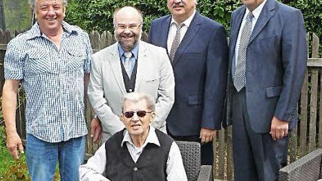 Jubilar Werner Neumann (sitzend) zusammen mit (von links) Sohn Rudi Neumann, Pfarrer Wolfgang Eßel, Landrat Klaus Peter Söllner und Zweitem Bürgermeister Franz Schrepfer  Foto: Klaus-Peter Wulf