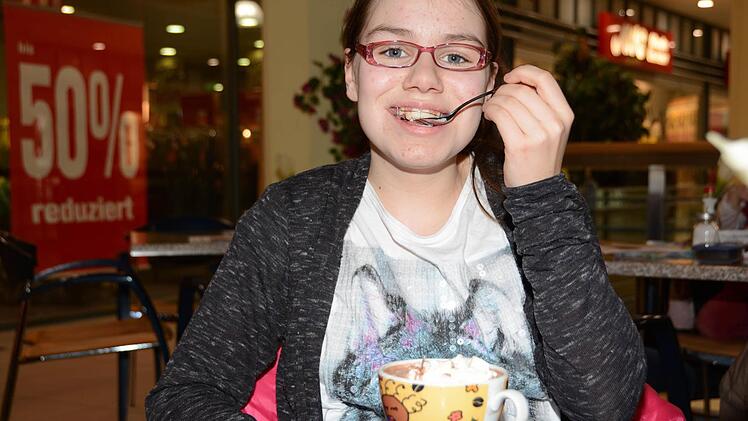 Nach dem Einkaufen noch ein leckeren Kakao mit Sahne im Eiscafé - für Lisa-Marie der perfekte Abschluss einen schönen Nachmittags. Foto: Dagmar Besand
