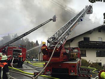 Die Drehleitern aus Tettau und Ludwigsstadt kamen vergangenes Jahr in Windheim zum Einsatz. Wie Christian Wick feststellt, lief die Tettauer Drehleiter damals nur im Notfallbetrieb. Das 31 Jahre alte Gefährt müsste ausrangiert und ersetzt werden. Foto: Feuerwehr Tettau