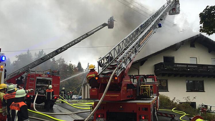 Die Drehleitern aus Tettau und Ludwigsstadt kamen vergangenes Jahr in Windheim zum Einsatz. Wie Christian Wick feststellt, lief die Tettauer Drehleiter damals nur im Notfallbetrieb. Das 31 Jahre alte Gefährt müsste ausrangiert und ersetzt werden. Foto: Feuerwehr Tettau