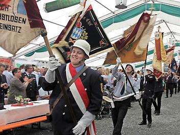 70 Fahnenträger zogen ins bis auf den letzten Platz besetzte Festzelt ein. Ausgelassene Stimmung herrschte aber auch unter freiem Himmel, da es das Wetter beim Festumzug gut mit den feiernden Feuerwehrleuten meinte. Foto: Veronika Schadeck