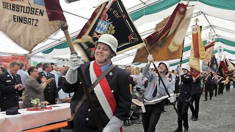 70 Fahnenträger zogen ins bis auf den letzten Platz besetzte Festzelt ein. Ausgelassene Stimmung herrschte aber auch unter freiem Himmel, da es das Wetter beim Festumzug gut mit den feiernden Feuerwehrleuten meinte. Foto: Veronika Schadeck