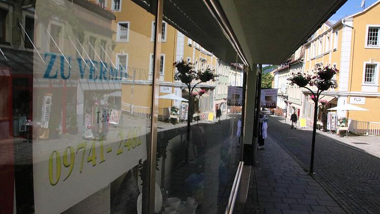 Rund um den Bad Brückenauer Kirchturm stehen jede Menge Läden und Gaststätten leer. An den Mieten liegt es laut Matthias Jost vom Haus- und Grundbesitzerverein Bad Brückenau aber nicht. Foto: Ralf Ruppert