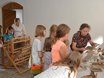 Um das Spinnen und Weben ging es im Ferienprogramm im Deutschordensschloss.  Foto: Björn Hein