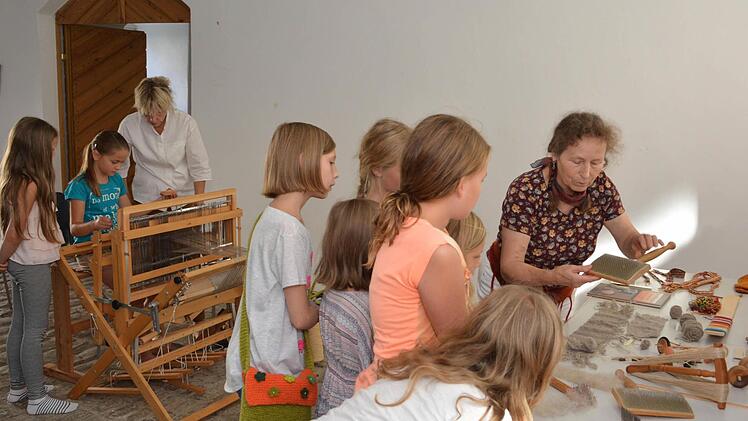 Um das Spinnen und Weben ging es im Ferienprogramm im Deutschordensschloss.  Foto: Björn Hein