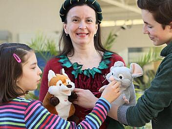 Daumen hoch für Äsops Fabeln: Nora Meixners Kinder, die neunjährige Beatrix und der 13-jährige Justus, waren die ersten, die den Geschichten ihrer Mutter über den listigen Fuchs und die wohlgenährte Stadtmaus lauschen durften. Foto: Katja Nauer