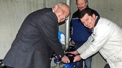Unter fachkundiger Aufsicht von Wasserwart Rudi Messingschlager (M.) öffnen die Bürgermeister Frühbeißer (l.) und Zimmermann den Schieber zur Wasserlieferung.  Foto: Thomas Weichert