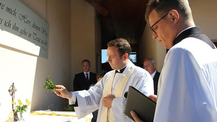 Vor seinem Elternhaus betete Tobias Fehn. Foto: Veronika Schadeck