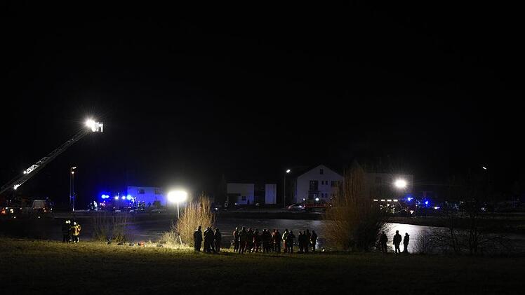 Mit der Drehleiter leuchtet die Feuerwehr den Einsatzort aus. Foto: Hagen Lehmann