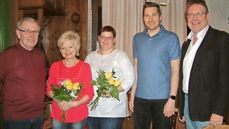 Ehrungen beim TTC Wallenfels für 50- und 25-jährige Vereinszugehörigkeit (von links) : Vorsitzender Horst Hofmann, Isabella Leipold, Nadine Drexel, Matthias Maier und Harald Barthel  Foto: Hans Franz