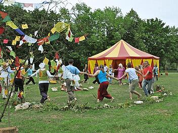 Mit einem bunten Programm im und um das Lichtzelt im Hain wollen die Initiatoren "neue Wege bereiten für ein Leben im Einklang mit Erde und Natur", so Heidi Krinner. Foto: privat