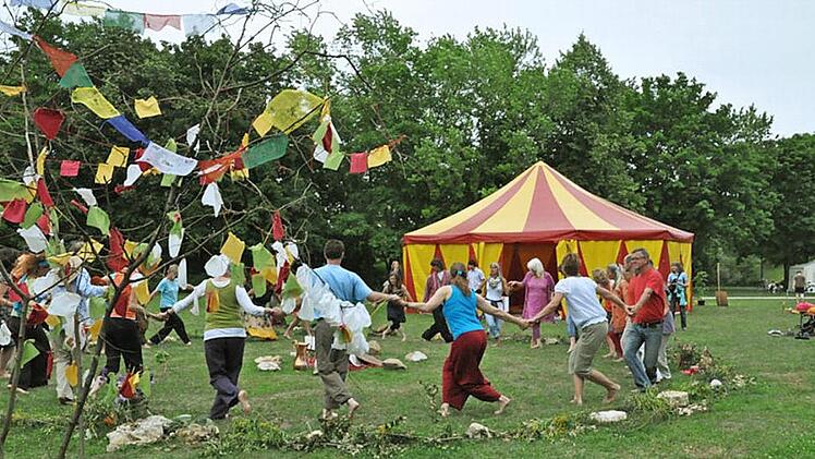 Mit einem bunten Programm im und um das Lichtzelt im Hain wollen die Initiatoren "neue Wege bereiten für ein Leben im Einklang mit Erde und Natur", so Heidi Krinner. Foto: privat