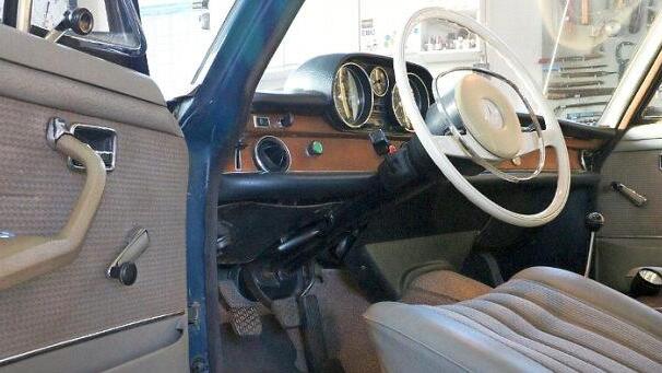 Die breiten Ledersitze des Mercedes 280 S sind super bequem.  Fotos: Josef Hofbauer