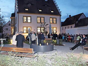 Auch nachts sind die Außenanlagen am Pfarrhaus mit lauschigen Plätzen erlebenswert. Foto: Elke Pieger