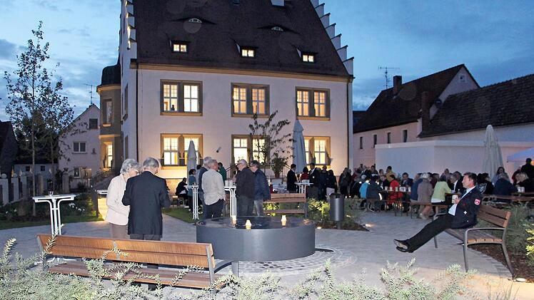 Auch nachts sind die Außenanlagen am Pfarrhaus mit lauschigen Plätzen erlebenswert. Foto: Elke Pieger