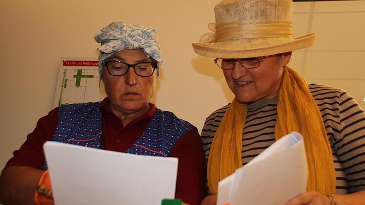 Gaby Wunder (links) und Karin Burkheiser gehen ihre Texte noch einmal aufmerksam durch, denn auch bei den Proben ist Konzentration gefordert. Foto: Matthias Einwag