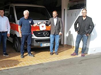 Der Präsident des Kiwanis-Clubs Kronach, Peter Anhut (Dritter von rechts), konnte die Spende für den als Ersatz angeschafften Defibrillator an Vorsitzenden Armin Bandorf (Dritter von links) übergeben. Mit im Bild von links Rob Smith (Wasserwacht), BRK-Ehrenamtsmanager Ralf Schmidt, Schatzmeister Kiwanis Stefan Weckwerth und Sekretär Kiwanis Wolfgang Kotschenreuther. Foto: Susanne Deuerling