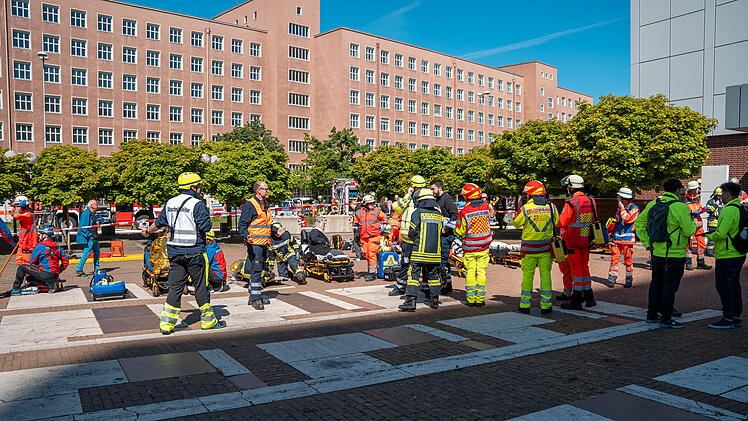 Großangelegte Katastrophenschutzübung: Rund 800 Einsatzkräfte proben den Ernstfall